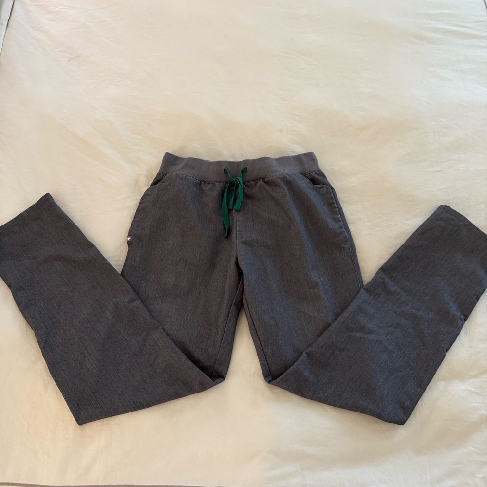 Figs Castelar Graphite Pants and Top - Picture 3 of 15